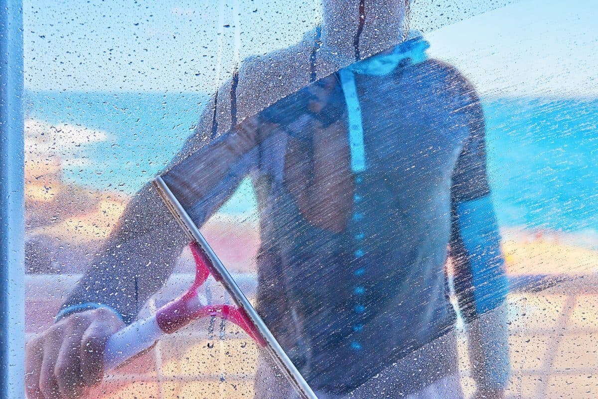 Window Cleaning: What Are the Differences Between Residential and Commercial Areas?