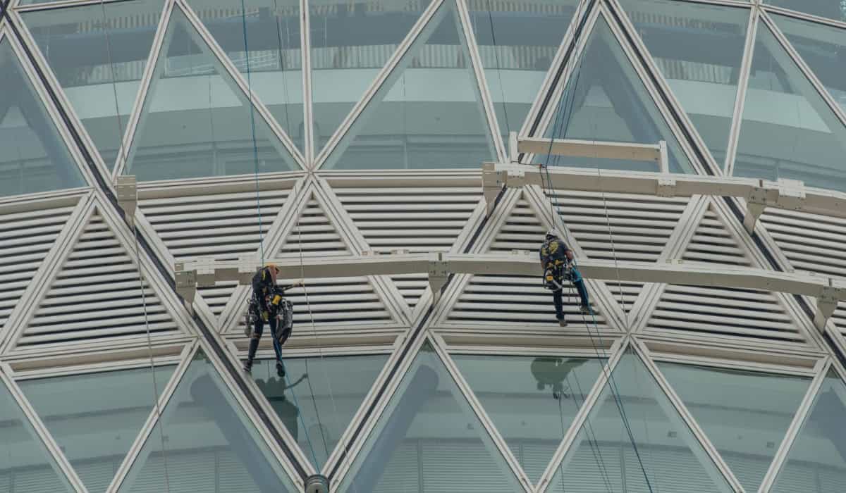 Cleaning Windows at Extreme Heights: The Challenges Behind the Burj Khalifa