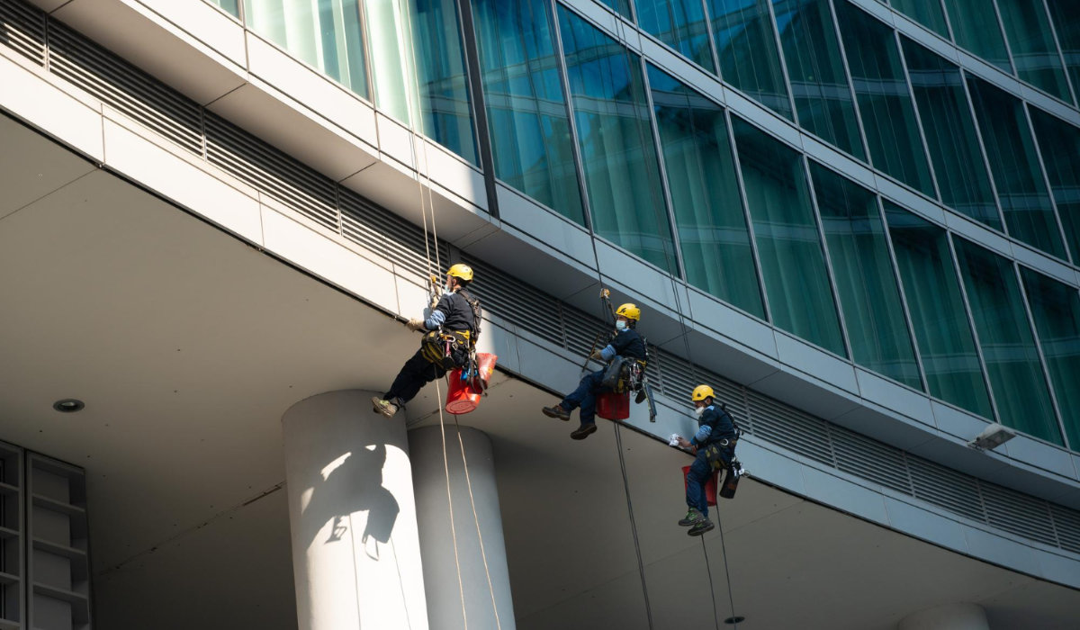 Post-Construction Cleaning at Heights: How Rope Access Optimizes Time and Costs