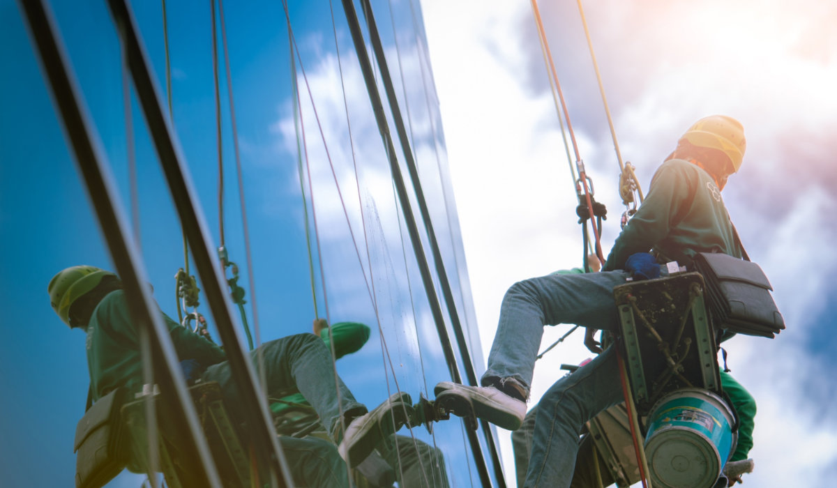 Post-Construction Cleaning at Heights: How Rope Access Optimizes Time and Costs